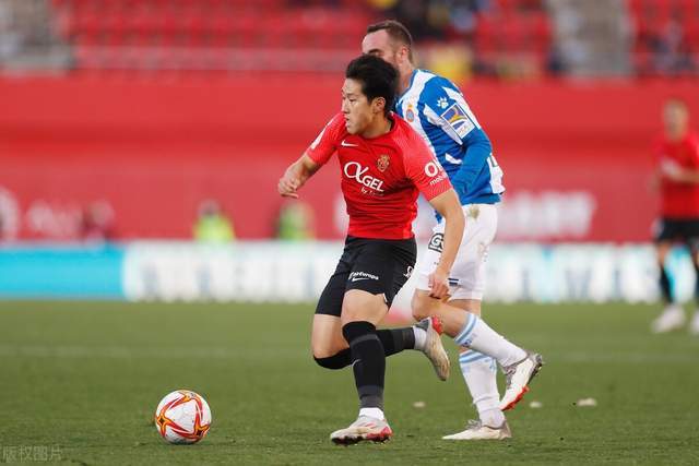 马竞以2-0战胜曼联，数据对比一览